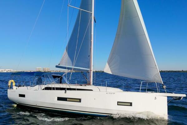 Happy Ours 40ft Beneteau Yacht For Sale