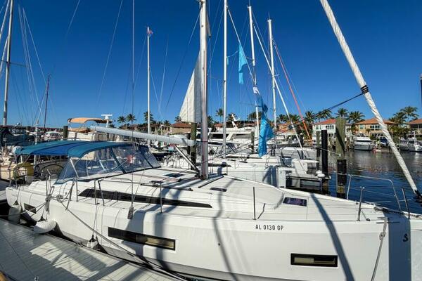 Happy Ours 40ft Beneteau Yacht For Sale
