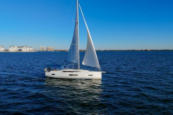 Happy Ours 40ft Beneteau Yacht For Sale