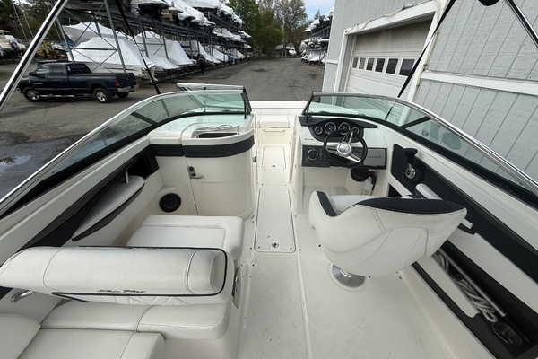 Photo of the 2015 Sea Ray 240 Sundeck