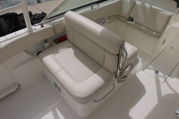 Photo of the 2014 Boston Whaler Vantage