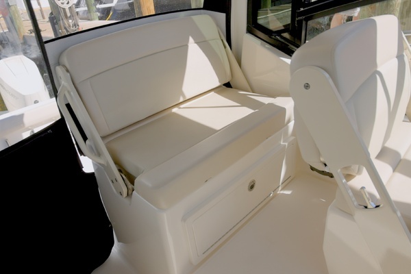 2023 Boston Whaler 32