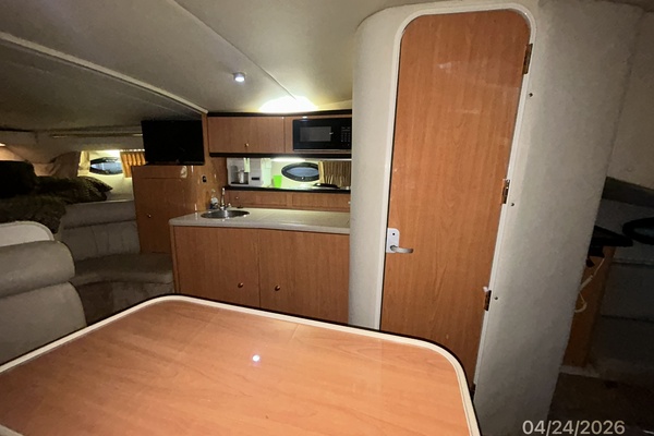32' Regal salon starboard