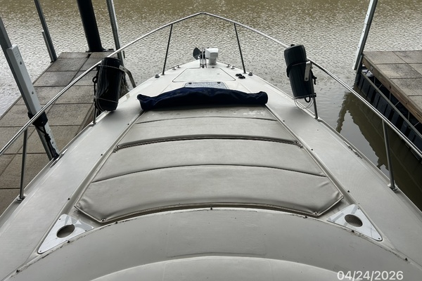 32' Regal foredeck2
