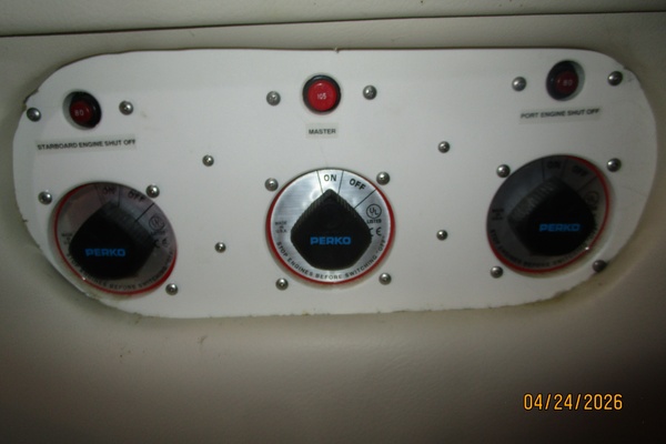 32' Regal battery switches