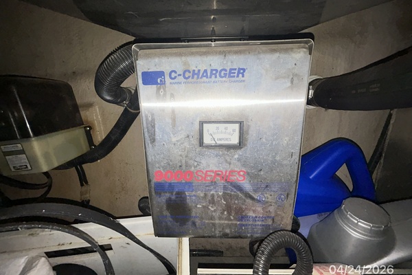 32' Regal battery charger