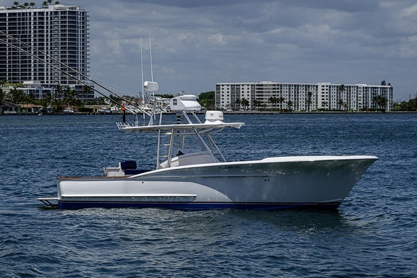 Photo of the 2010 Winter Custom Yachts Center Console "CANDY RIDE"