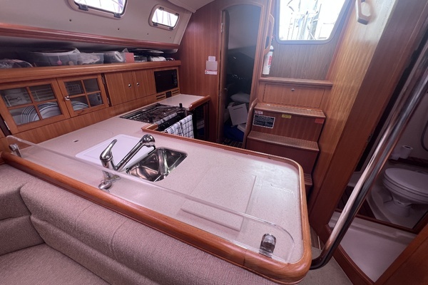 Photo of the 2006 Hunter 38 "Sound Affect"