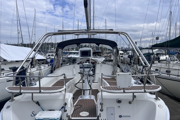 Photo of the 2006 Hunter 38 "Sound Affect"