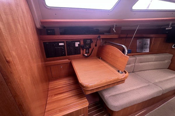 Photo of the 2006 Hunter 38 "Sound Affect"
