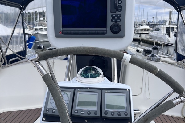 Photo of the 2006 Hunter 38 "Sound Affect"