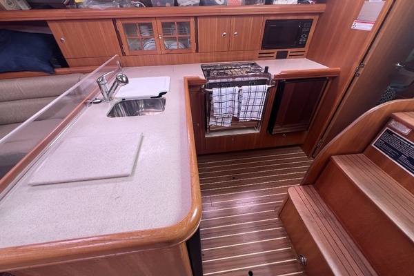 Photo of the 2006 Hunter 38 "Sound Affect"