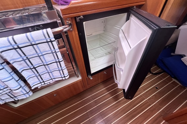 Photo of the 2006 Hunter 38 "Sound Affect"