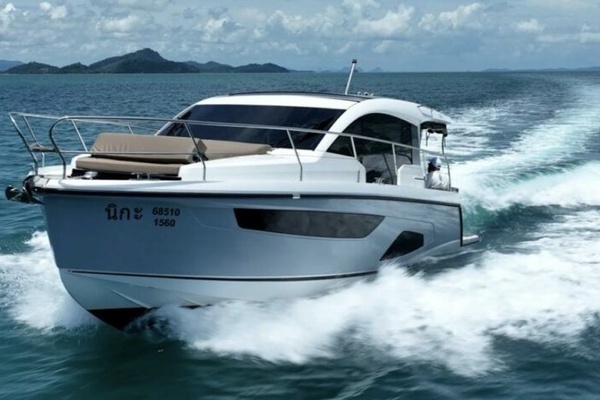 Photo of the 2023 Sealine SC335