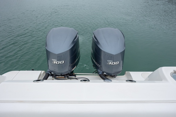 32ft Boston Whaler Yacht For Sale