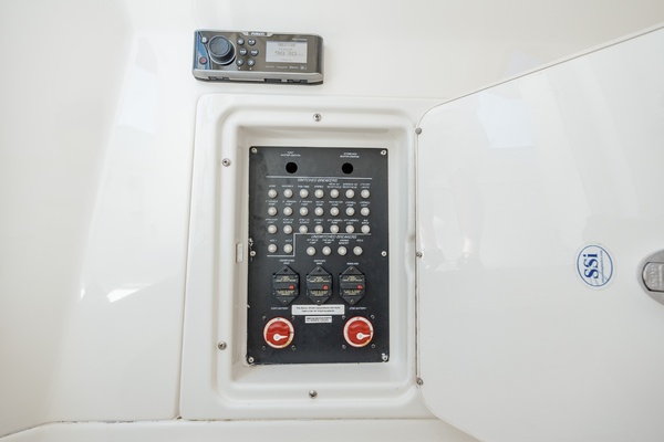 32ft Boston Whaler Yacht For Sale