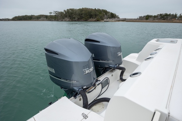 32ft Boston Whaler Yacht For Sale