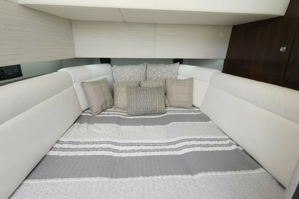 2021 Cruisers Yachts 42