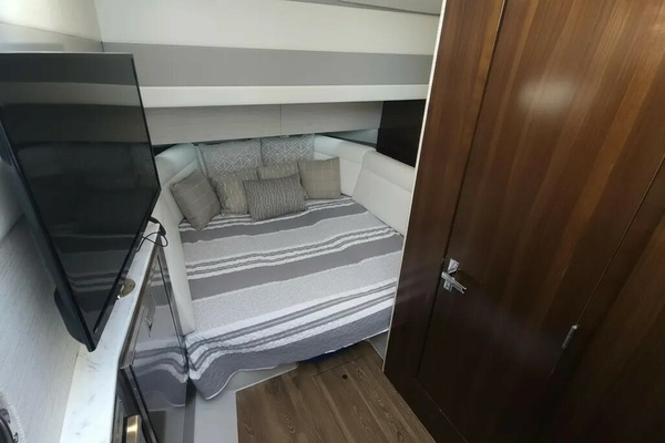 2021 Cruisers Yachts 42