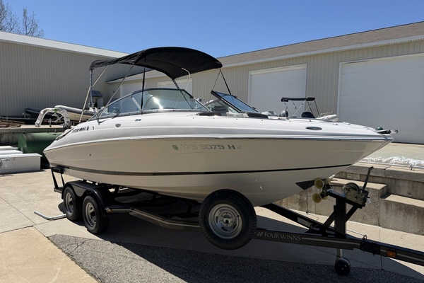 24ft Four Winns Yacht For Sale