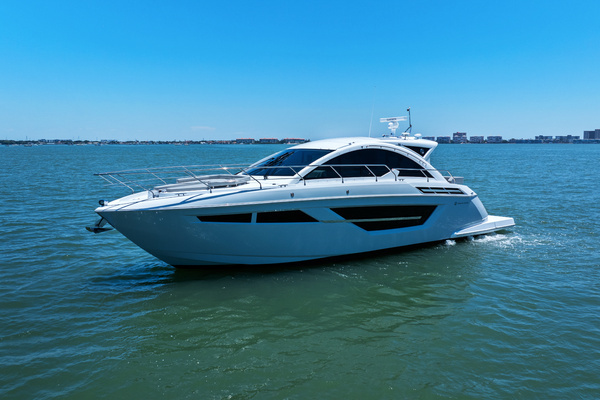 2025 Cruisers Yachts 50