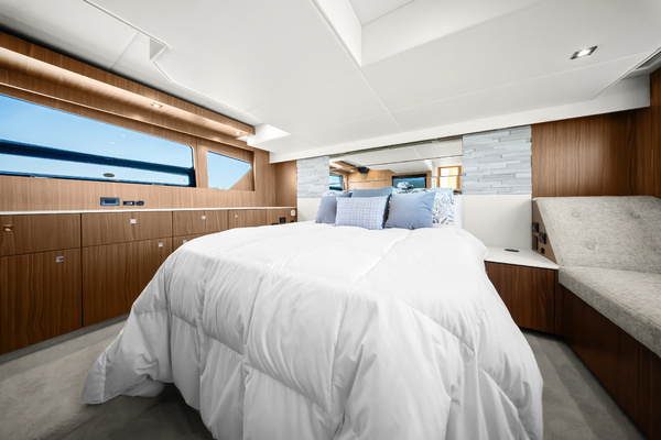 2025 Cruisers Yachts 50