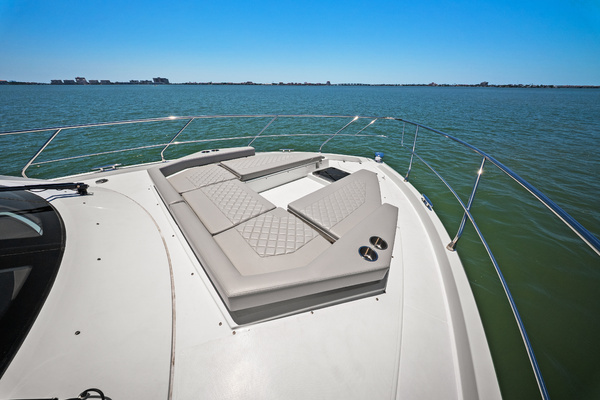 2025 Cruisers Yachts 50