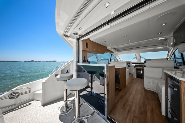 2025 Cruisers Yachts 50