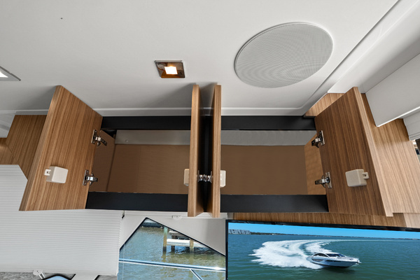 2025 Cruisers Yachts 50