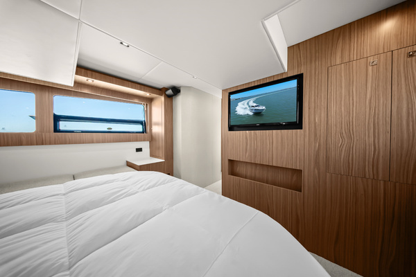 2025 Cruisers Yachts 50