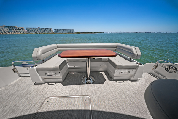2025 Cruisers Yachts 50