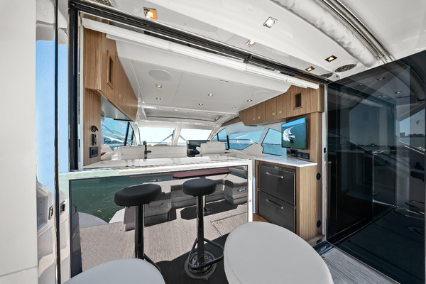 2025 Cruisers Yachts 50