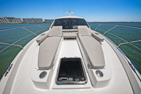 2025 Cruisers Yachts 50