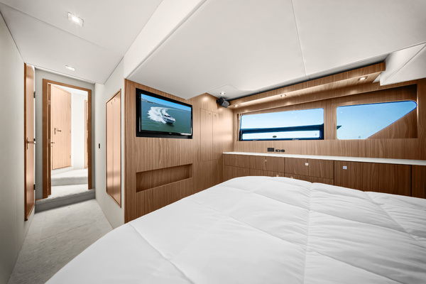 2025 Cruisers Yachts 50