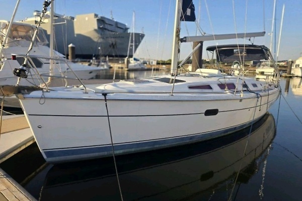 Photo of the 2005 Hunter 36