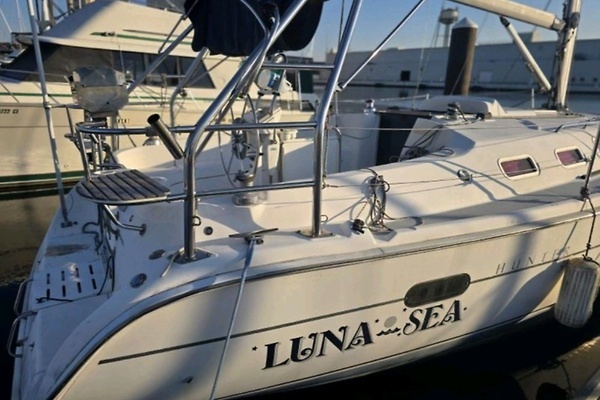 Photo of the 2005 Hunter 36