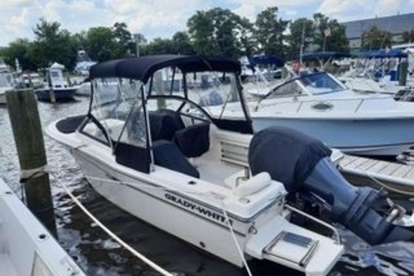 Photo of the 2016 Grady-White Freedom 205