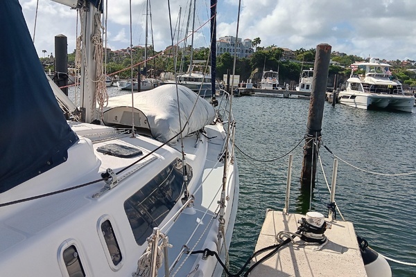 Photo of the 1998 Hunter Passage 450 "Heart of Gold"