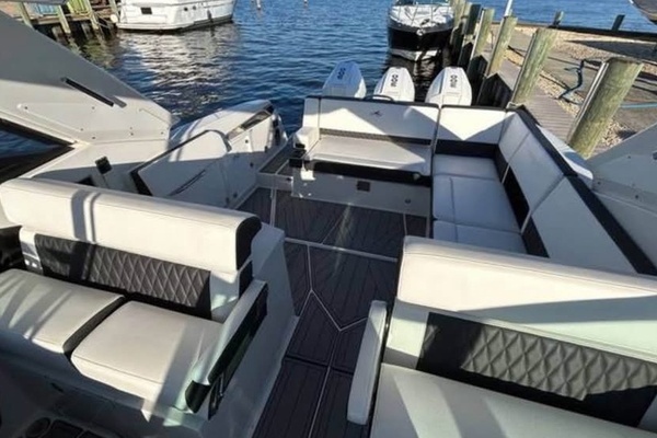 Photo of the 2021 Monterey 385SE Super Express