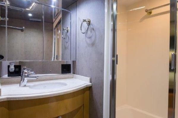 Hatteras 60 SALT RUSH - Master Stateroom Ensuite Head