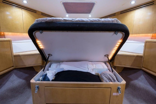 Hatteras 60 SALT RUSH - Forward Guest Cabin