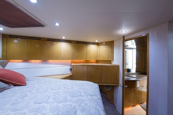 Hatteras 60 SALT RUSH - Forward Guest Cabin