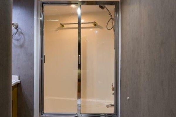 Hatteras 60 SALT RUSH - Master Stateroom Ensuite Head
