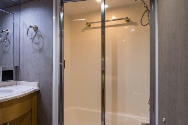 Hatteras 60 SALT RUSH - Master Stateroom Ensuite Head