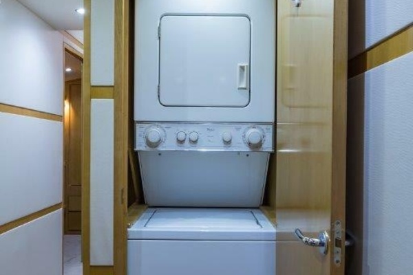 Hatteras 60 SALT RUSH - Washer and Dryer 