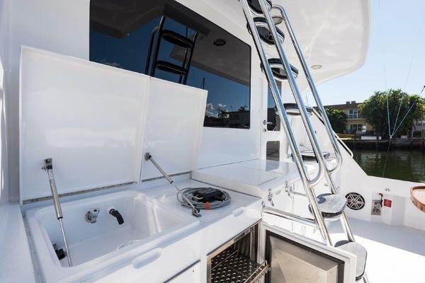 Hatteras 60 SALT RUSH -  Cockpit