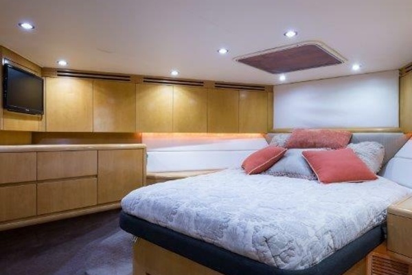 Hatteras 60 SALT RUSH - Forward Guest Cabin