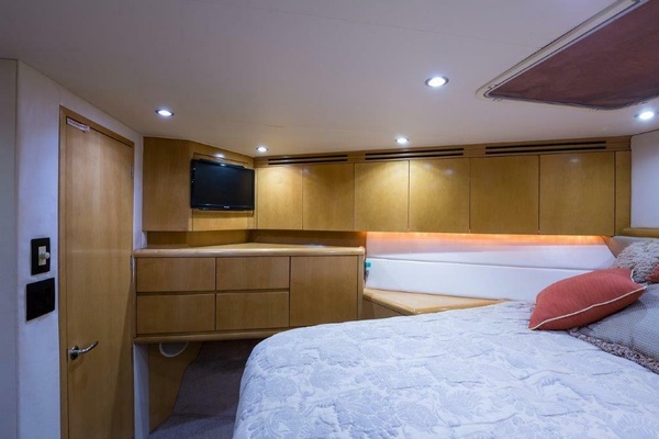 Hatteras 60 SALT RUSH - Forward Guest Cabin
