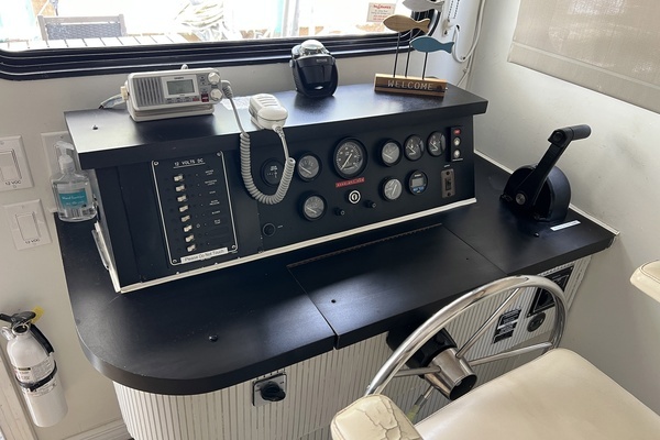Photo of the 1999 Aqua Chalet 4614 "Kingfisher"