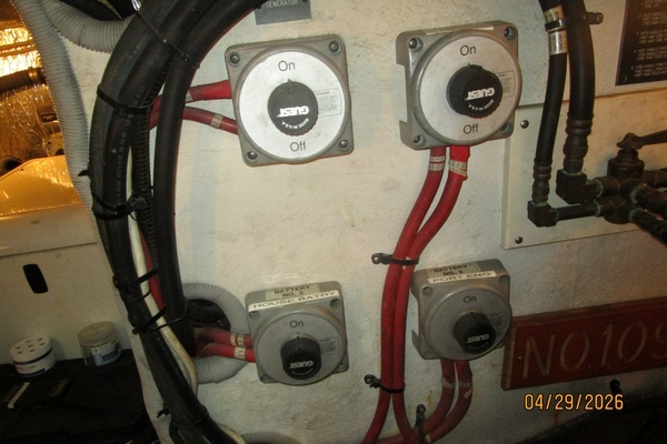 2000 Cruisers Yachts 44
